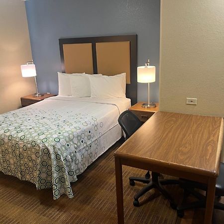 Hometowne Studios And Suites By Red Roof Greensboro Dış mekan fotoğraf