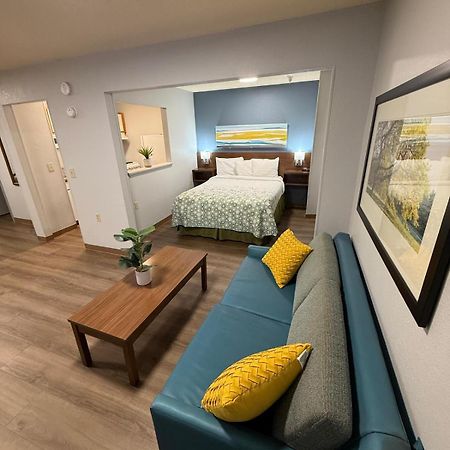 Hometowne Studios And Suites By Red Roof Greensboro Dış mekan fotoğraf
