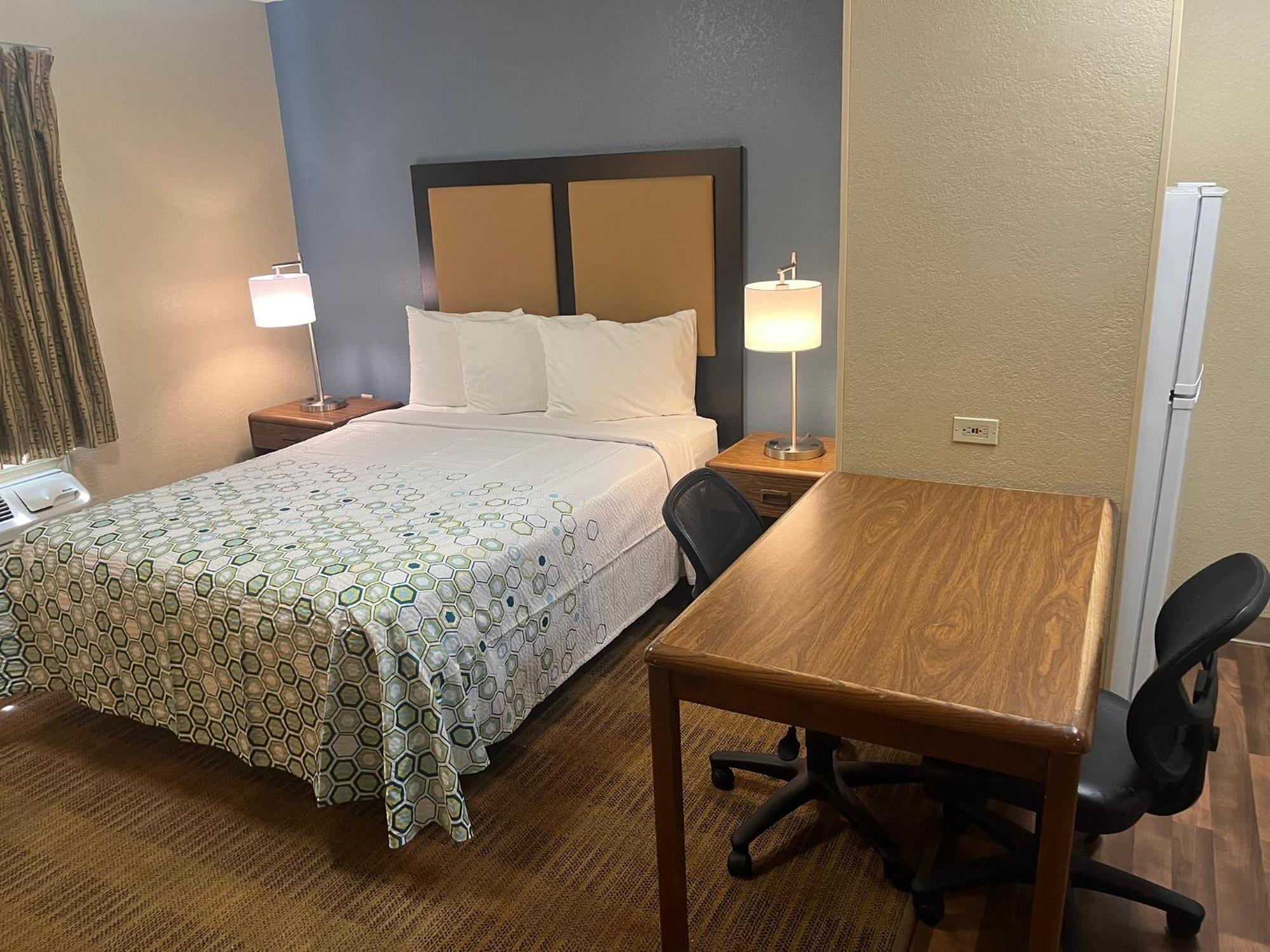 Hometowne Studios And Suites By Red Roof Greensboro Dış mekan fotoğraf