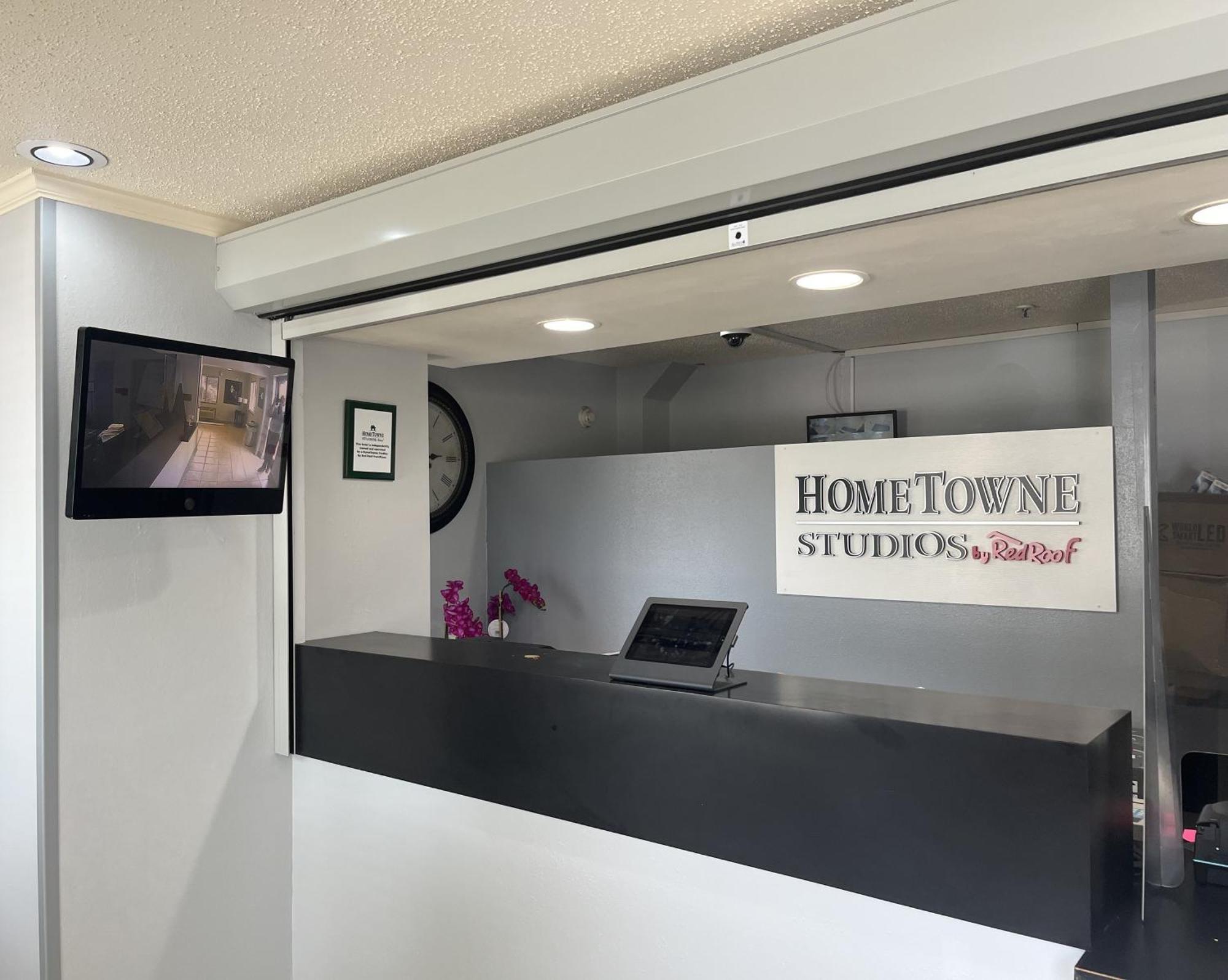 Hometowne Studios And Suites By Red Roof Greensboro Dış mekan fotoğraf