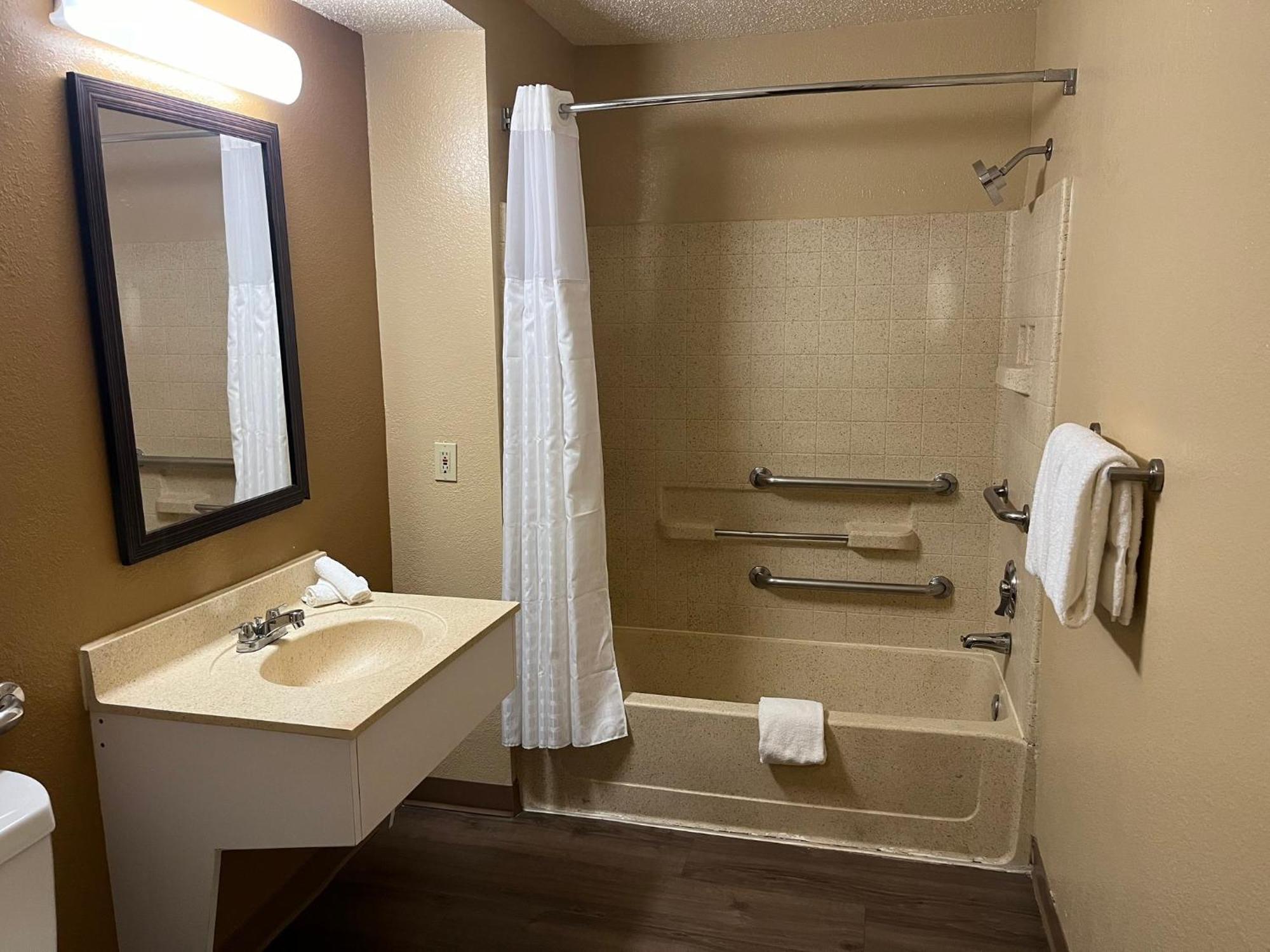 Hometowne Studios And Suites By Red Roof Greensboro Dış mekan fotoğraf