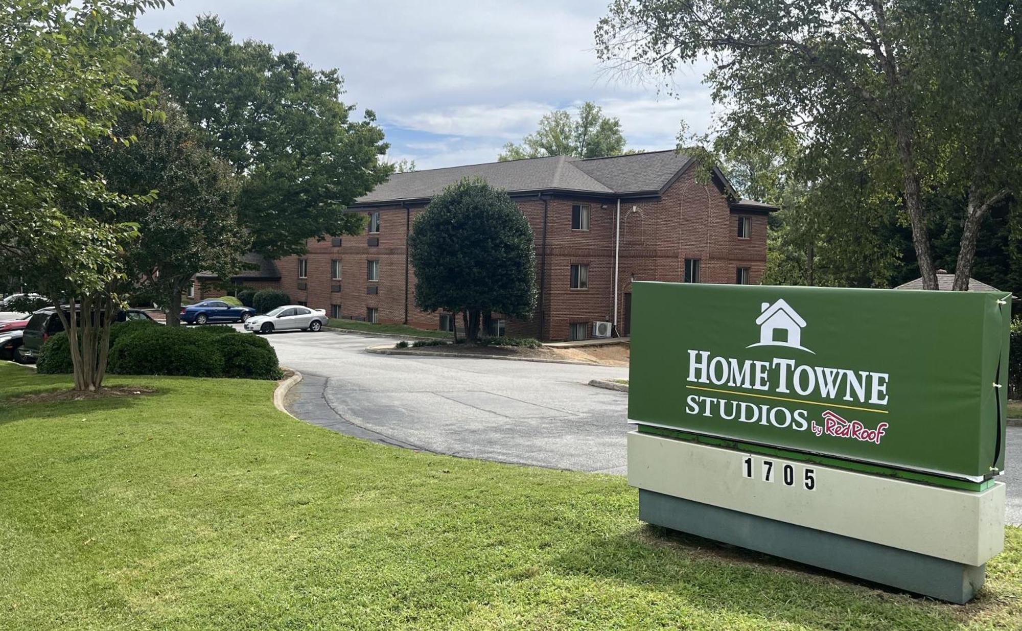 Hometowne Studios And Suites By Red Roof Greensboro Dış mekan fotoğraf