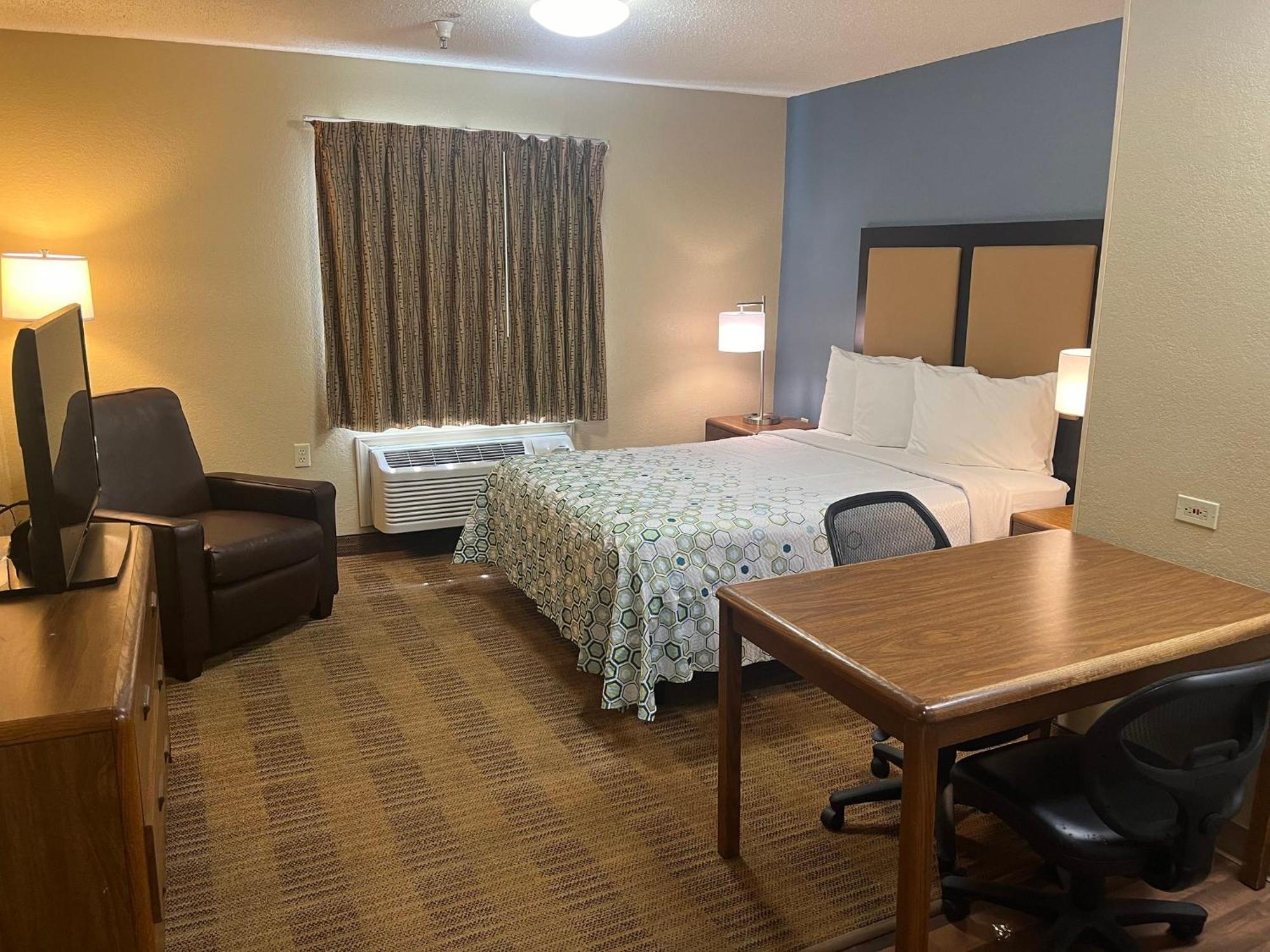 Hometowne Studios And Suites By Red Roof Greensboro Dış mekan fotoğraf