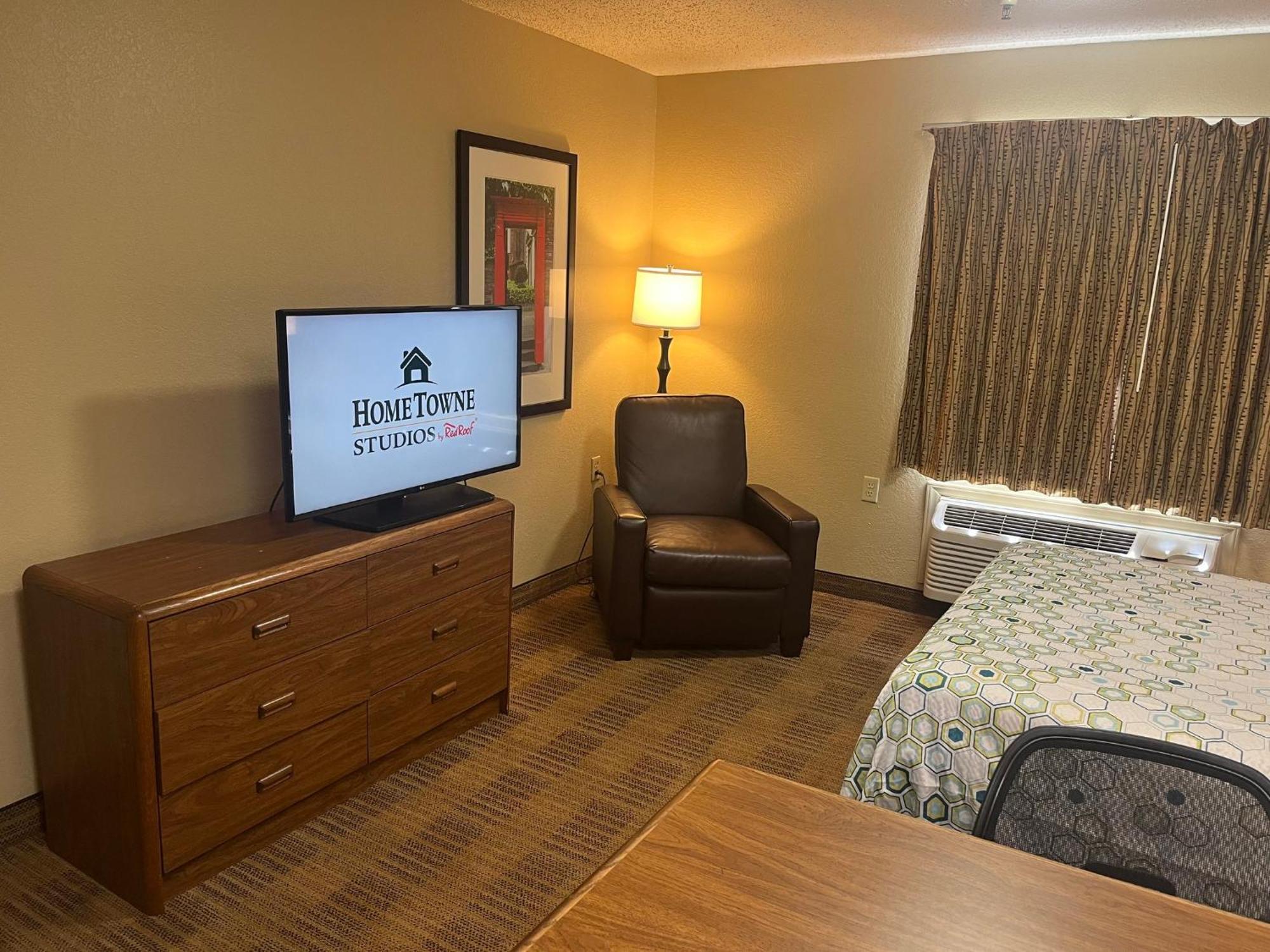 Hometowne Studios And Suites By Red Roof Greensboro Dış mekan fotoğraf