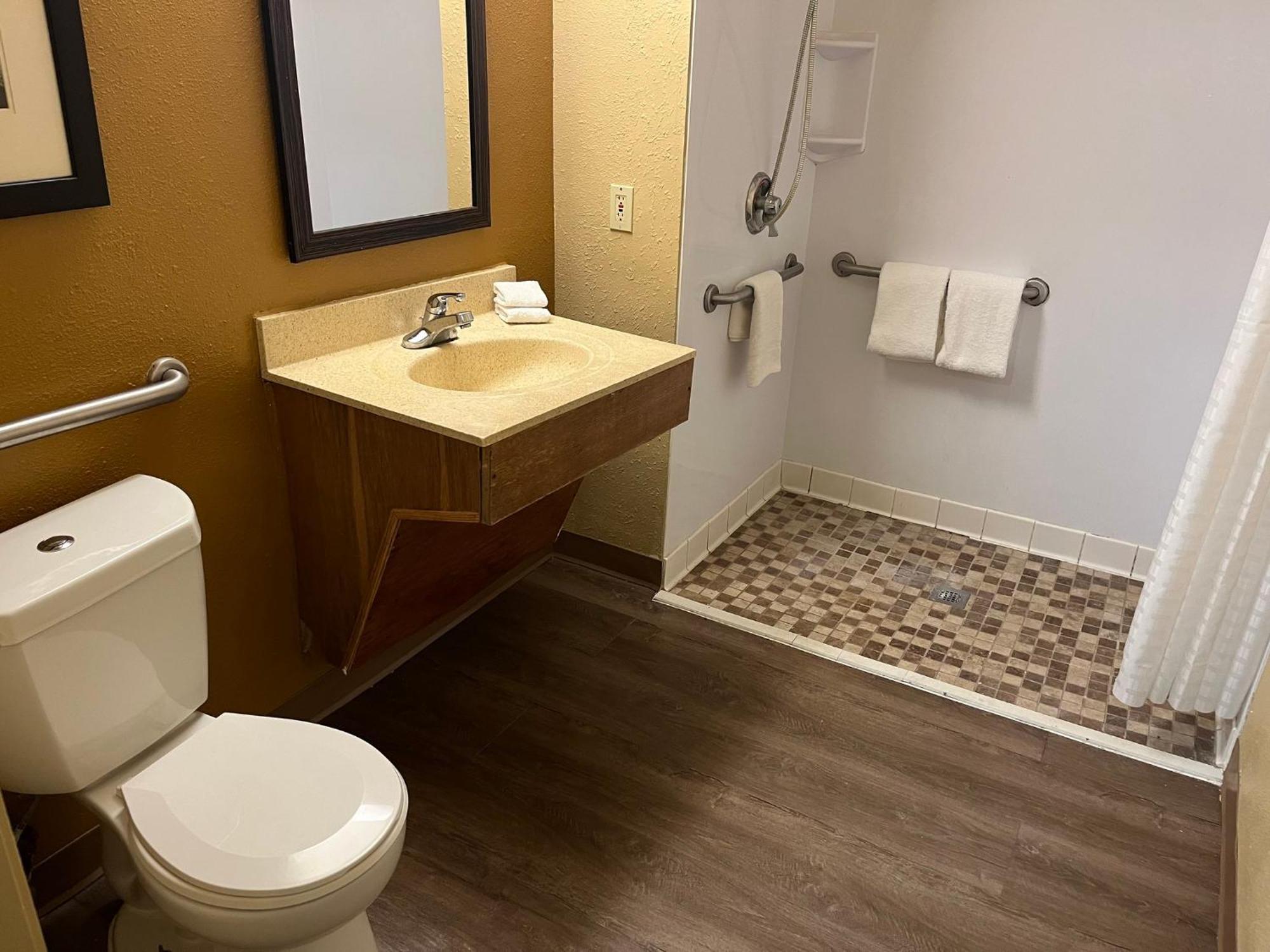 Hometowne Studios And Suites By Red Roof Greensboro Dış mekan fotoğraf