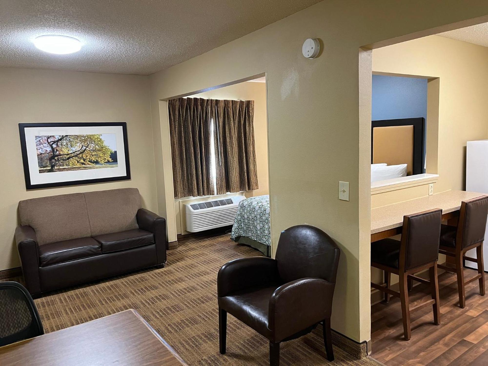 Hometowne Studios And Suites By Red Roof Greensboro Dış mekan fotoğraf