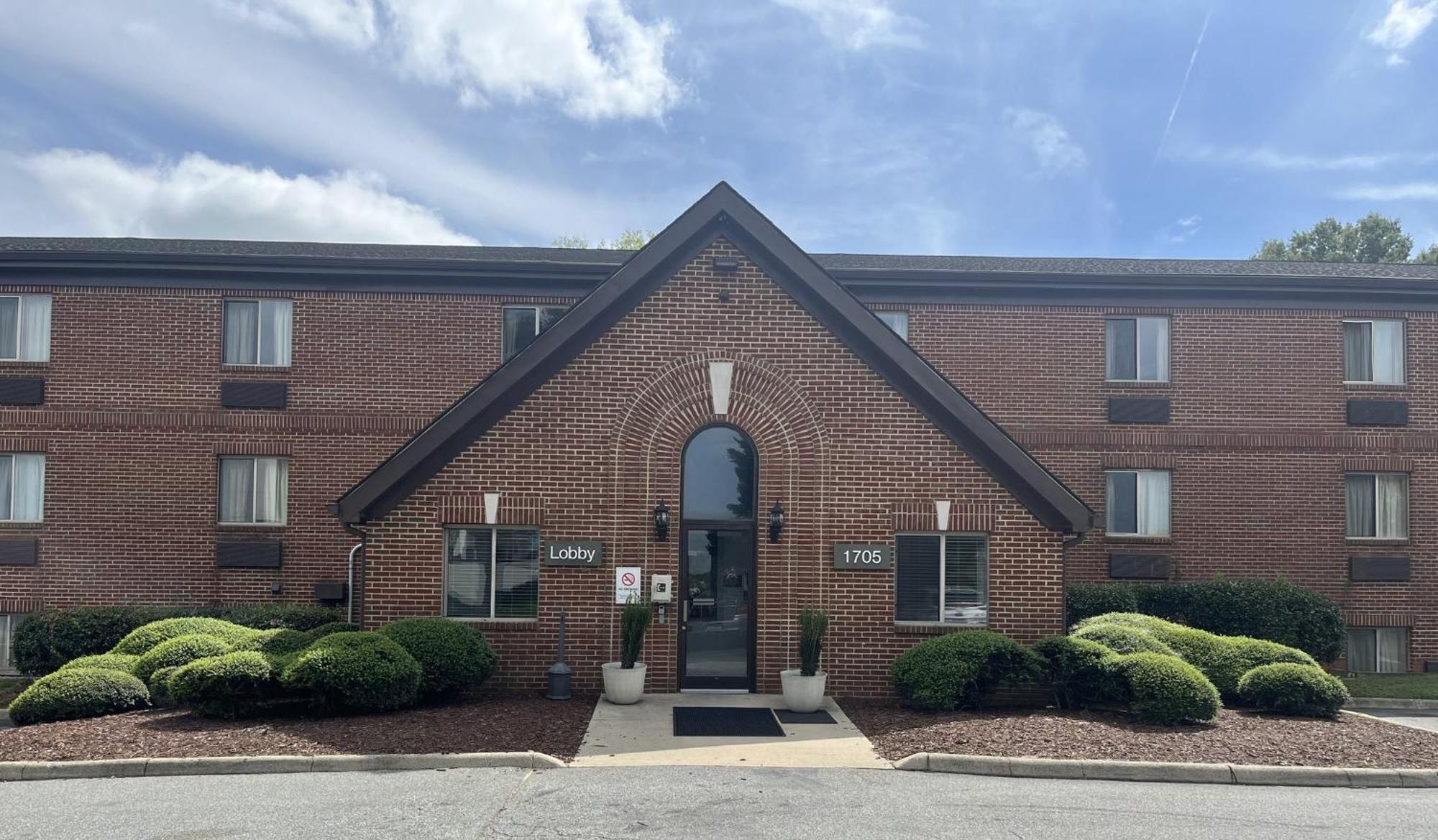 Hometowne Studios And Suites By Red Roof Greensboro Dış mekan fotoğraf