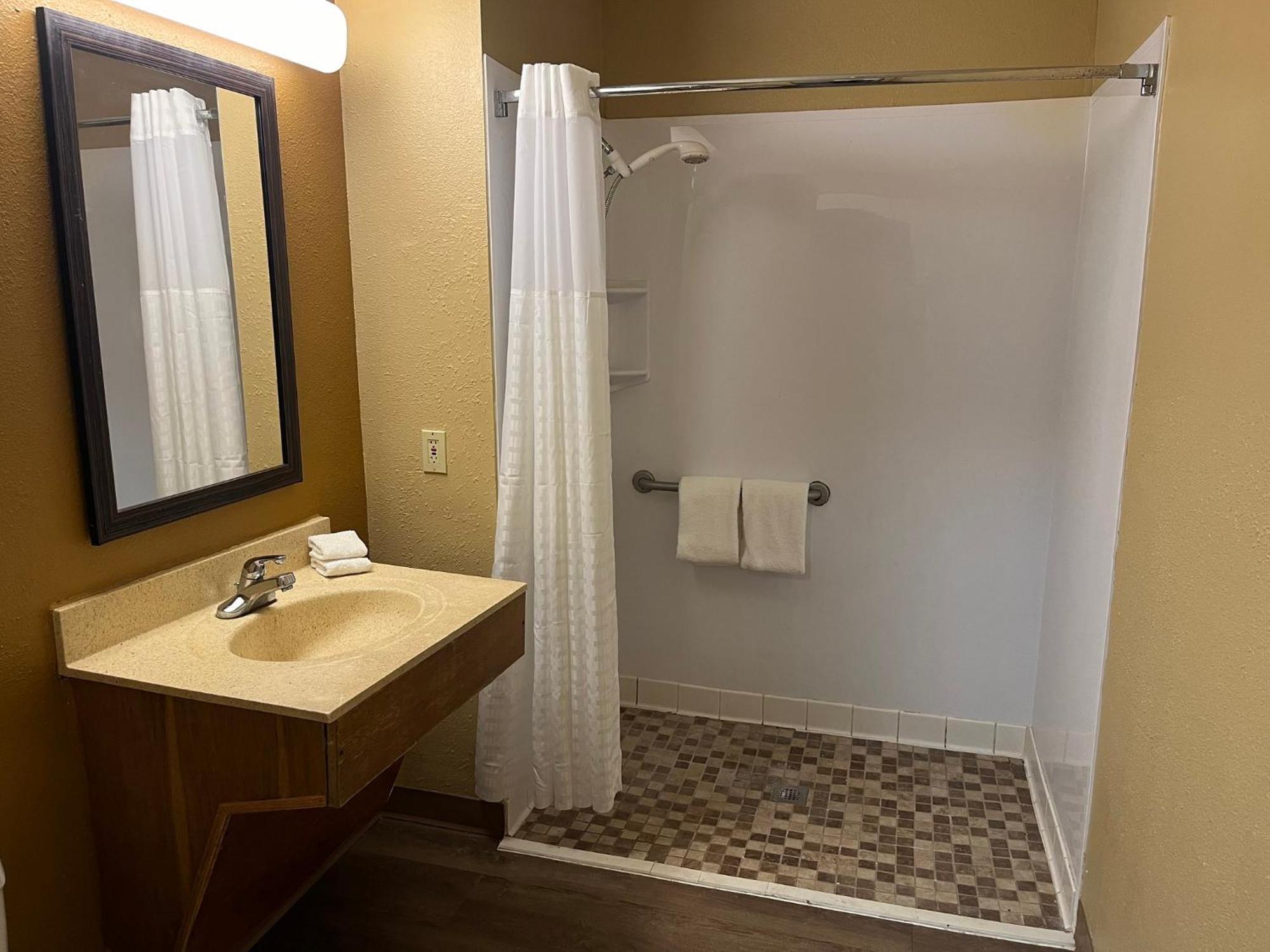 Hometowne Studios And Suites By Red Roof Greensboro Dış mekan fotoğraf