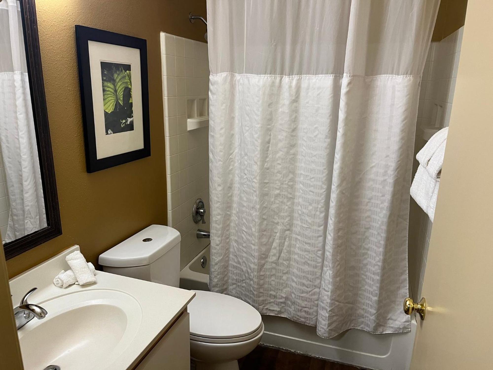 Hometowne Studios And Suites By Red Roof Greensboro Dış mekan fotoğraf
