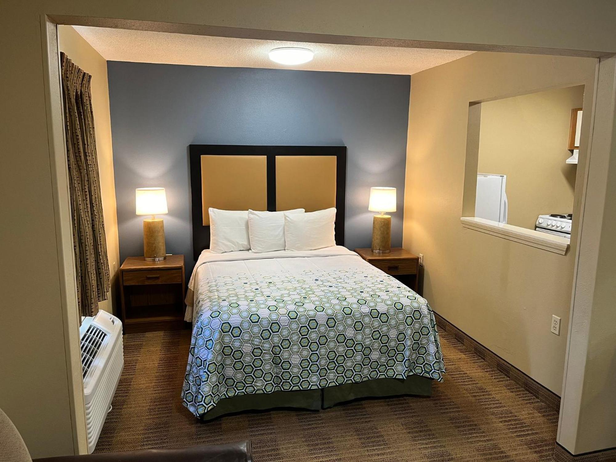 Hometowne Studios And Suites By Red Roof Greensboro Dış mekan fotoğraf