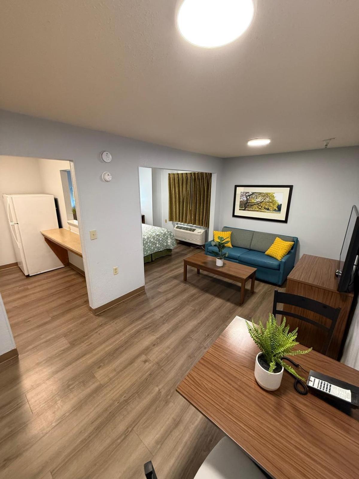 Hometowne Studios And Suites By Red Roof Greensboro Dış mekan fotoğraf