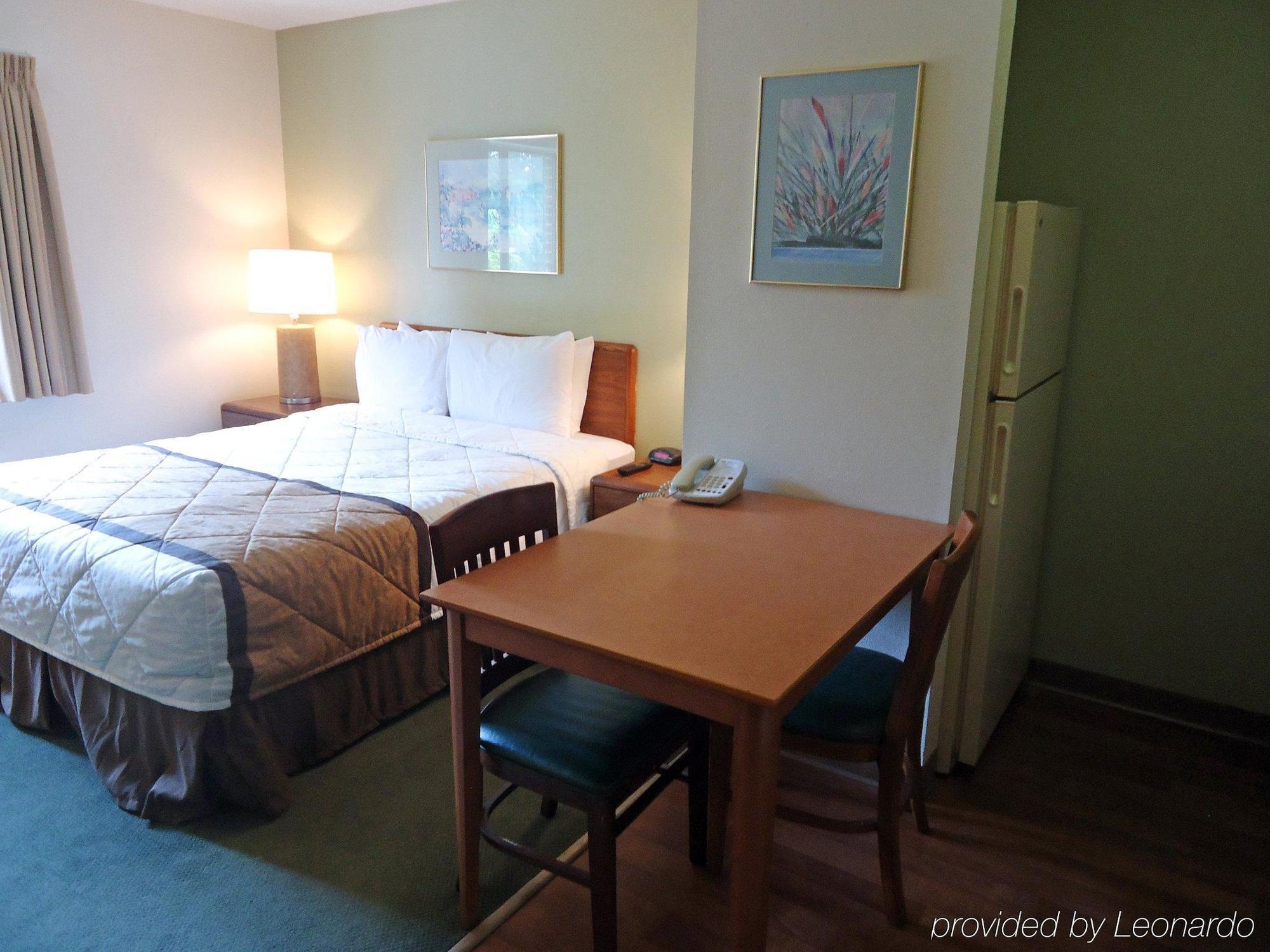 Hometowne Studios And Suites By Red Roof Greensboro Dış mekan fotoğraf