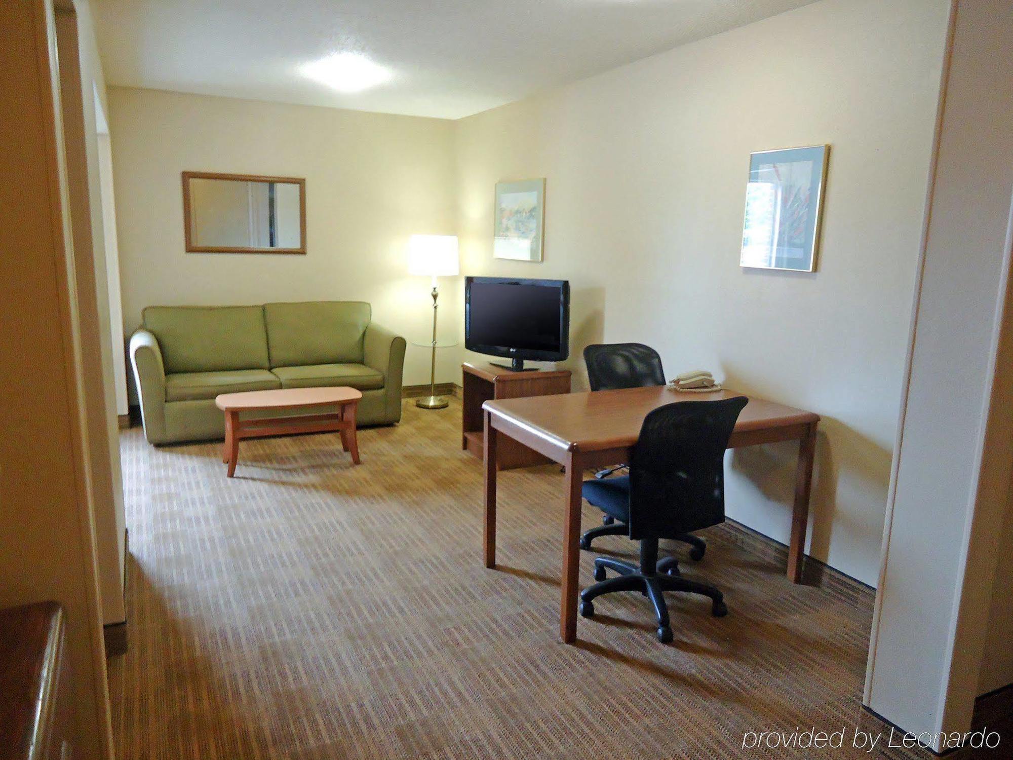 Hometowne Studios And Suites By Red Roof Greensboro Dış mekan fotoğraf