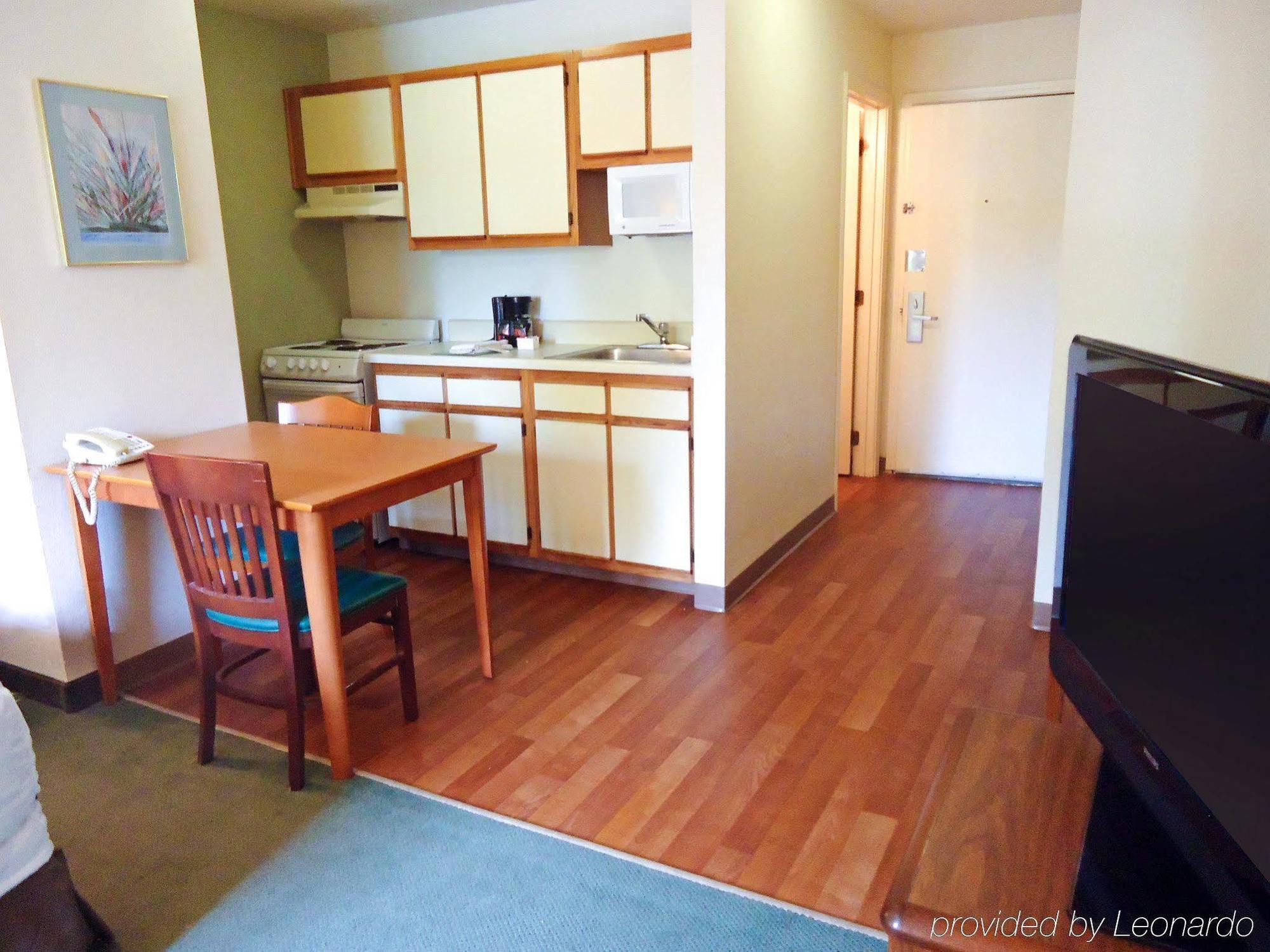Hometowne Studios And Suites By Red Roof Greensboro Dış mekan fotoğraf