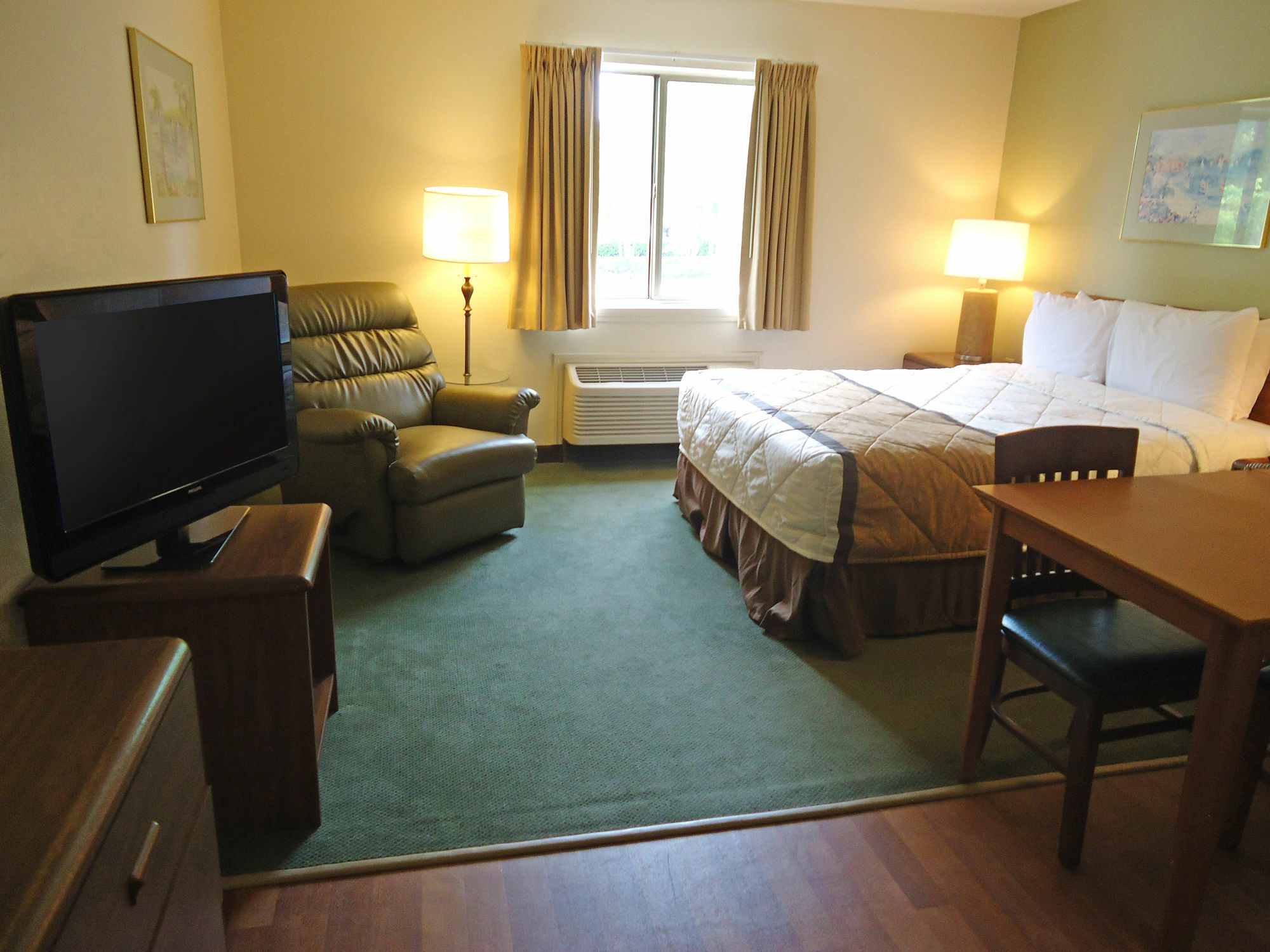 Hometowne Studios And Suites By Red Roof Greensboro Dış mekan fotoğraf